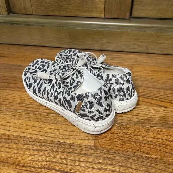 LIKE NEW - Hey Dude Womens Wendy Cheetah Grey Slip-On Loafers Size US 6 - Picture 4 of 5